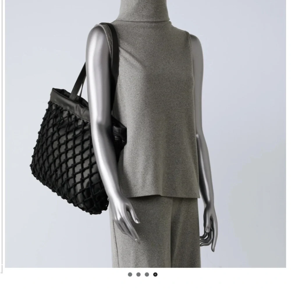 Elegant Black Net Shoulder Bag - Picture 7 of 9